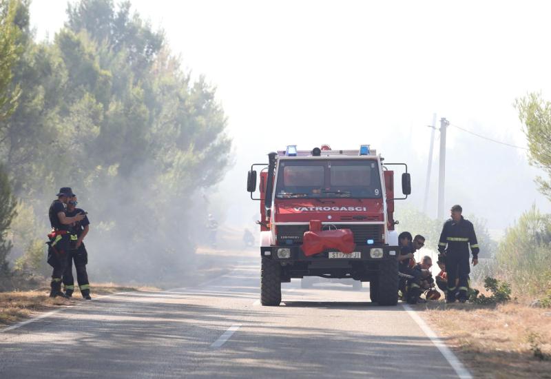 Vatrogasci u akciji - Razbuktao se požar kod Skradina, izbio novi požar kod Šibenika, gori i Biokovo